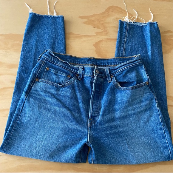 Levi's 501 Womens Distressed Button Fly Raw Hem Medium Wash Jeans Size 30 - Picture 3 of 10